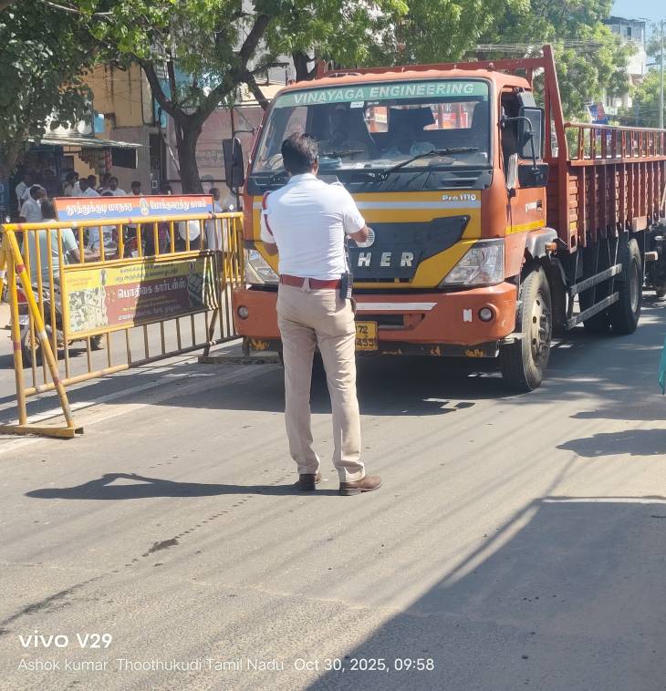 தூத்துக்குடி நகர நெரிசலை நிமிடங்களில் சமன் செய்த ஆய்வாளர் மயிலேரும் பெருமாள் — பொதுமக்கள் பாராட்டி மகிழ்ச்சி!