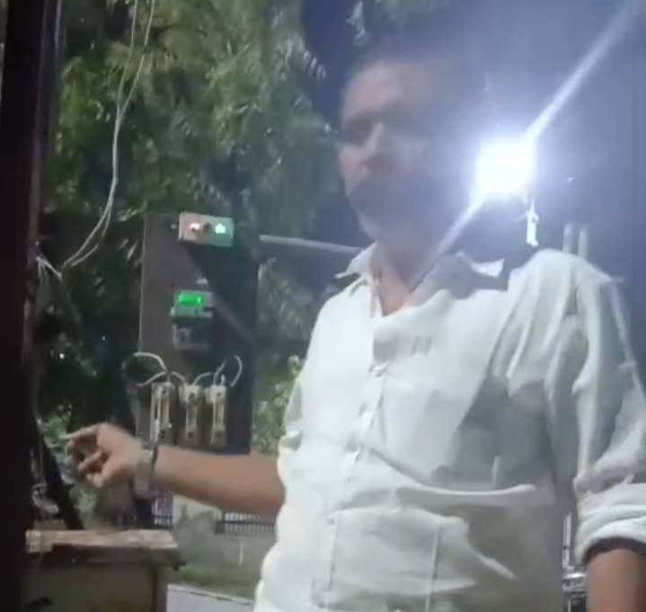 மின் கம்பத்தில் ஆபத்தான பியூஸ் கேரியர் – குழந்தைகள் பாதுகாப்புக்கு ஆபத்து!