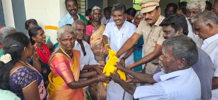 ஓட்டப்பிடாரம் சட்டமன்ற உறுப்பினர் சண்முகையா அக்காநாயக்கன்பட்டியில் புதிய ரேசன் கடை திறந்து வைத்தார் – பல்வேறு நிகழ்ச்சிகளில் கலந்து கொண்டு வாழ்த்து தெரிவித்தார்!!
