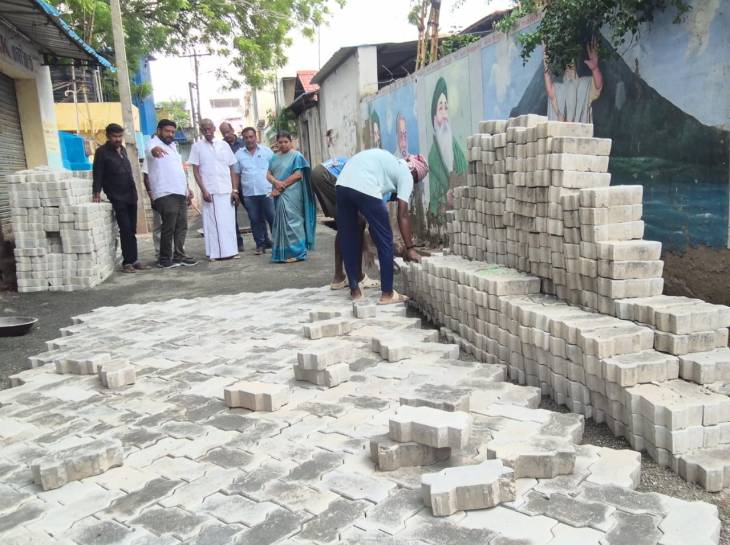 தூத்துக்குடி பத்திரகாளியம்மன் கோவில் தெருவில் சாலைப் பணிகளை நேரில் பார்வையிட்ட அமைச்சர் கீதாஜீவன்!!