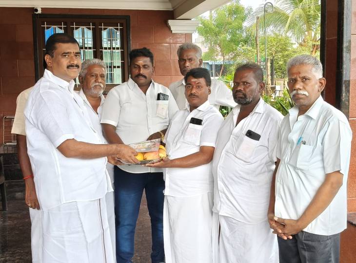 திருமண அழைப்பிதழை வழங்கிய தூத்துக்குடி வடக்கு மாவட்ட வர்த்தக அணி துணை அமைப்பாளர்!!