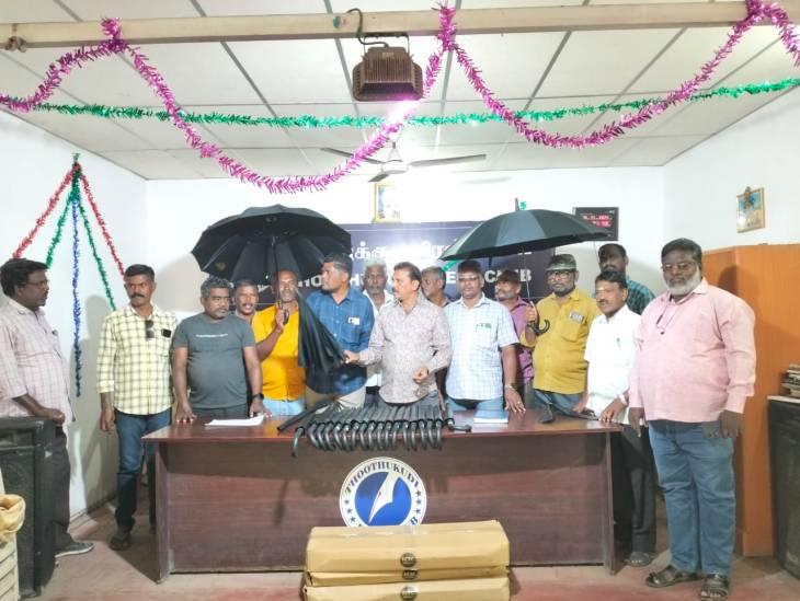 மழைக்காலத்தில் ஊடகத்துக்கு தூத்துக்குடி பிரஸ் கிளப்பின் ‘குடை கவசம்’! 
