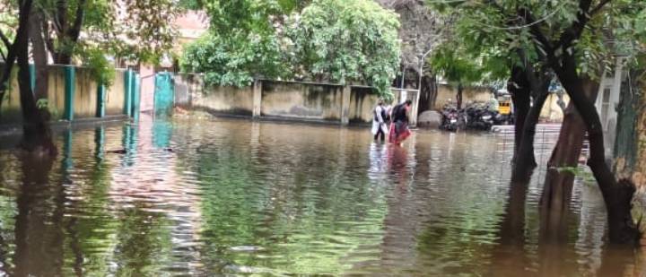 “கனமழையில் குளமாக மாறிய தூத்துக்குடி நீதிமன்றம் – வழக்கறிஞர்கள், பொதுமக்கள் சிரமத்தில் நடவடிக்கை கோரிக்கை”