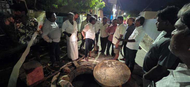 தூத்துக்குடி ஹௌசிங் போர்டு பகுதியில் தேங்கிய மழைநீரை வெளியேற்ற நடவடிக்கைகள் தீவிரம் – ஒட்டப்பிடாரம் MLA சண்முகையா நேரில் பார்வை!!
