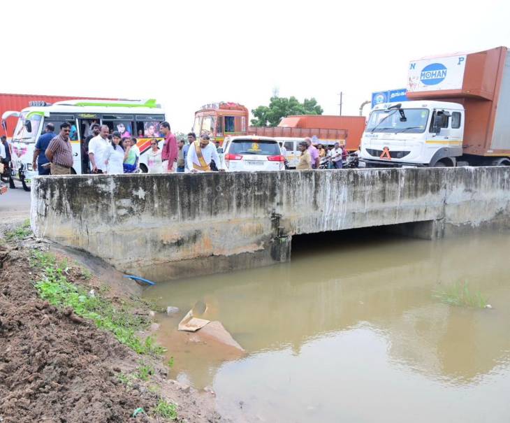 தூத்துக்குடியில் கனமழை பாதிப்பு பகுதிகளில் மழைநீர் வெளியேற்றப் பணிகளை கனிமொழி கருணாநிதி நேரில் ஆய்வு!!