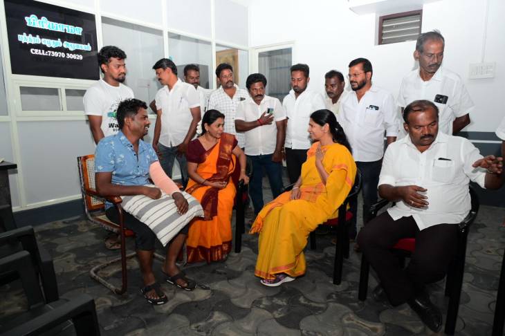 தூத்துக்குடியில் விபத்தில் காயமடைந்த திமுக ஒன்றிய செயலாளர் சரவணகுமாரை
எம்பி கனிமொழி கருணாநிதி நேரில் சந்தித்து நலம் விசாரிப்பு!!