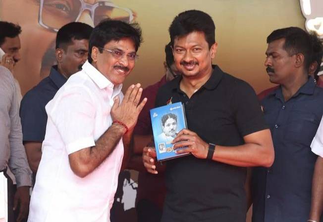 துணை முதல்வர் உதயநிதி ஸ்டாலினுக்கு நெசவாளர் அணி துணை செயலாளர் வசந்தம் ஜெயக்குமார் நேரில் சென்று பிறந்தநாள் வாழ்த்து!!
