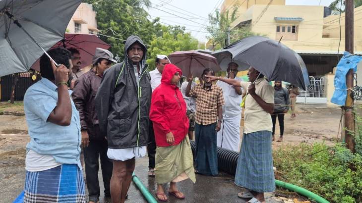 “அமைச்சர் கீதா ஜீவன் வந்துடாங்க… மோட்டார் கூட வந்தாச்சு! – ‘புலம்பிய’ சின்னமணி நகர் மழைநீர்”
