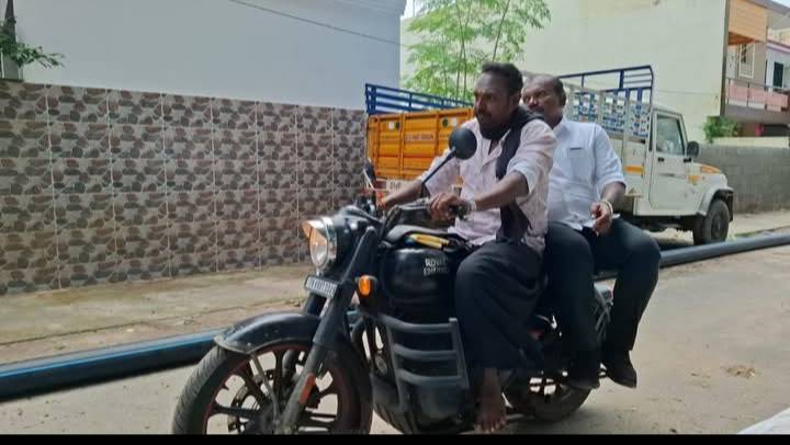 இருசக்கர வாகனத்தில் திடீர் சுற்றுப்பயணம் – மேயர் ஜெகன் பெரியசாமி வடக்கு மண்டலத்தில் மழைநீர் வெளியேற்ற பணிகளை ஆய்வு!!
