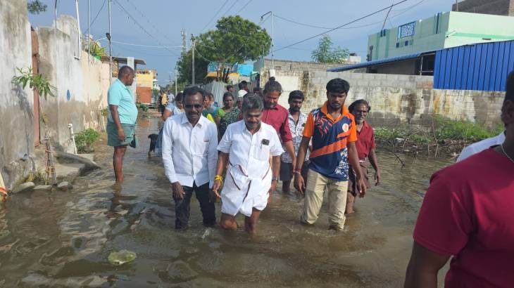 “மழைநீரில் கால் நனைத்து மக்கள் பக்கம்… மாப்பிள்ளையூரணியில் நிலைமையை நேரில் ஆய்வு செய்த எம்எல்ஏ சண்முகையா”
