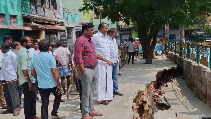 தெப்பக்குளத்தில் ஏற்பட்ட திடீர் பள்ளம் – அண்ணா பல்கலைக்கழக நிபுணர் ஆய்வுக்கு பின் பாரம்பரியம் காக்கப்படும் சீரமைப்பு: மேயர் ஜெகன் பெரியசாமி!!