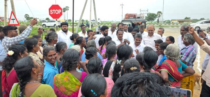 “டிவியிலே தினமும் பார்க்குறவங்க… இங்க நேரிலே வந்தாச்சு!” – பெண்களிடம் நகைச்சுவையுடன் உரையாடிய சண்முகையா எம்எல்ஏ – வர்த்தகரெட்டிபட்டியில் சாலை விரிவாக்க பணிகள் தொடக்கம்!!
