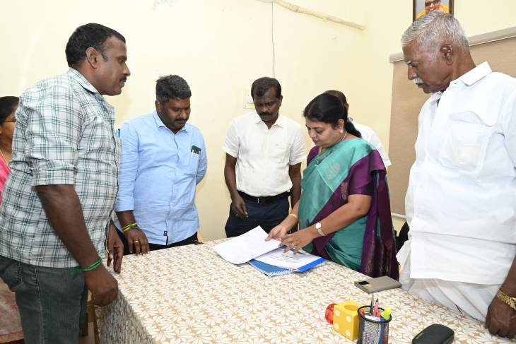 தூத்துக்குடி வட்டாட்சியர் அலுவலகத்தில் தாயுமானவர், கலைஞர் மகளிர் உரிமைத் தொகை திட்டங்கள் – அமைச்சர் கீதாஜீவன் ஆய்வு!!