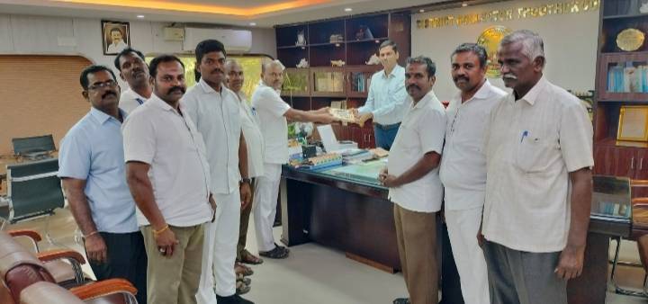 தமிழ்நாடு அரசுத்துறை ஊர்தி ஓட்டுநர் சங்க புதிய நிர்வாகிகள் – தூத்துக்குடி மாவட்ட நிர்வாக அதிகாரிகளை மரியாதை நிமித்தமாக சந்திப்பு!!