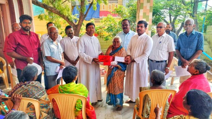 தூத்துக்குடி புனித லூர்து அன்னை கிளைச்சபையில் கிறிஸ்துமஸ் விழா: ரூ.70 ஆயிரம் மதிப்பிலான நலத்திட்ட உதவிகள் வழங்கல்!!