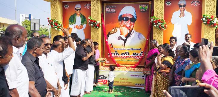 “எம்ஜிஆர் நினைவு தினம்: தூத்துக்குடியில் சிலைக்கு மாலை அணிவித்து முன்னாள் அமைச்சர் சி.த.செல்லப்பாண்டியன் மரியாதை”