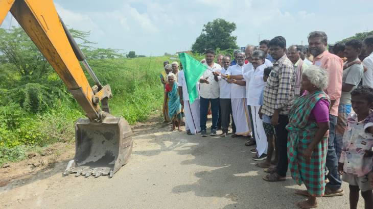 ஓட்டப்பிடாரம் தொகுதியில் ரூ.6.35 கோடி சாலை பணிகள்: எம்.சி. சண்முகையா எம்எல்ஏ கொடியசைத்து தொடக்கம்!!