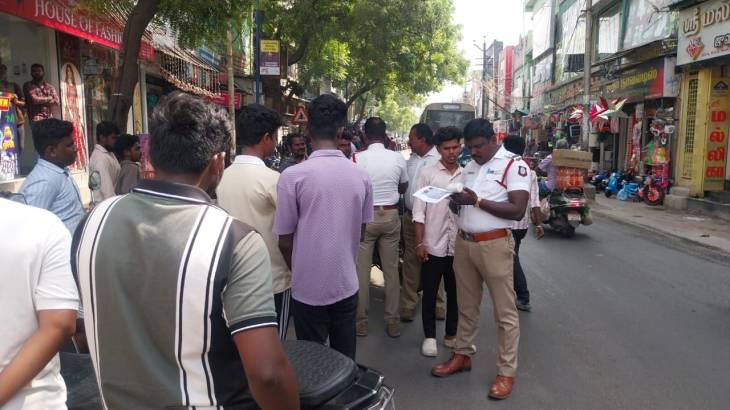 புத்தாண்டை முன்னிட்டு தூத்துக்குடியில் போக்குவரத்து காவல்துறை அதிரடி நடவடிக்கை
விதிமீறலில் ஈடுபட்டால் இருசக்கர வாகனங்கள் பறிமுதல் – பெற்றோர்கள் மீதும் வழக்குப் பதிவு!!
