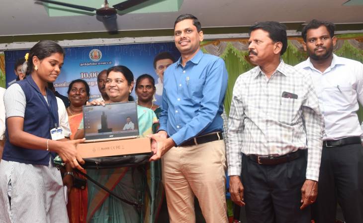 “அகராதிபோல் தேடப்படும் தமிழ்நாடு திட்டங்கள்; ‘உலகம் உங்கள் கையில்’ மாணவர்களின் எதிர்கால விசை” – அமைச்சர் கீதாஜீவன்!!