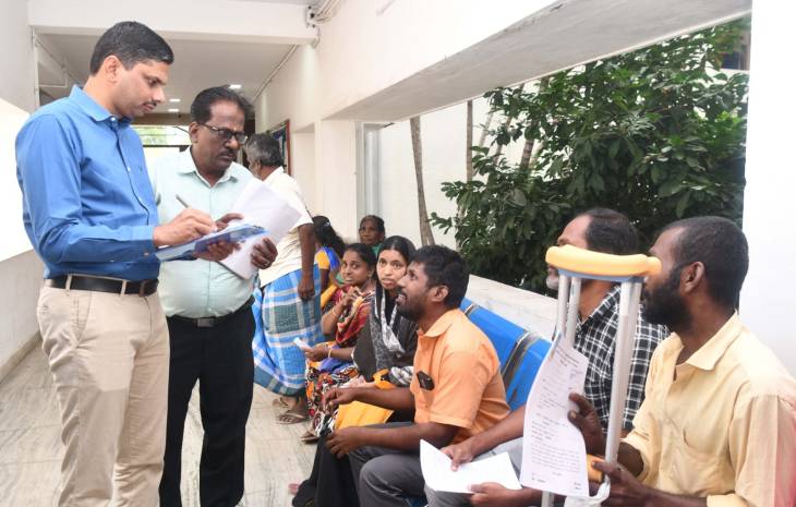 437 மனுக்களுடன் களமிறங்கிய மக்கள் குறைதீர் நாள் – நலத்திட்ட உதவிகளை வழங்கிய கலெக்டர் இளம்பகவத்!!