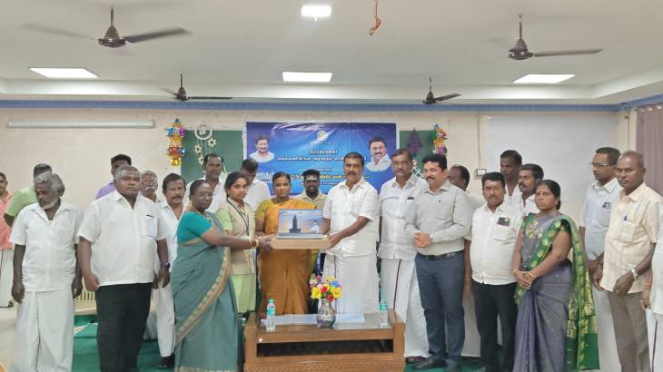 G.V.மார்கண்டேயன் எம்எல்ஏ தலைமையில் “உலகம் உங்கள் கையில்” – விளாத்திகுளம் தொகுதியில் மூன்று கல்வி நிறுவனங்களில் மடிக்கணினி வழங்கல்!!