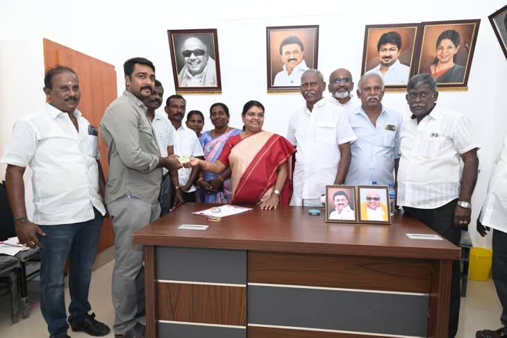 மக்கள் நலன், மாணவர் வசதி ஒரே நாளில்… தூத்துக்குடியில் குளிரூட்டப்பட்ட பேருந்து நிழற்குடை திறப்பு, 470 பேருக்கு ஸ்மார்ட் ரேசன் கார்டு – அமைச்சர் கீதாஜீவன் நடவடிக்கை!!
