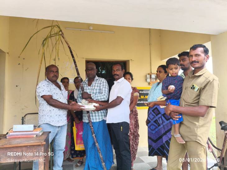 தூத்துக்குடி மாநகராட்சி 50 வது வார்டு திமுக கவுன்சிலர் சரவணக்குமார் தலைமையில் அமுதாநகர் ரேசன் கடையில் பொங்கல் பரிசு விநியோகம்!!