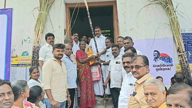 விளாத்திகுளத்தில் பொங்கல் பரிசுத் தொகுப்பு மற்றும் ரூ.3000 ரொக்கப் பரிசு வழங்கல் – எம்.எல்.ஏ. மார்கண்டேயன் வழங்கினார்!!