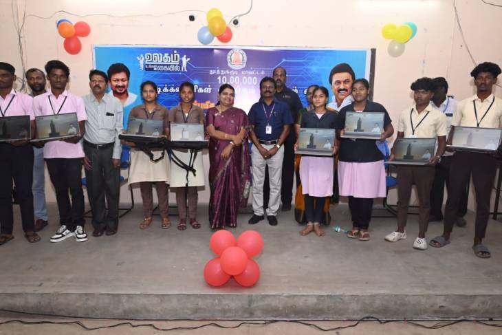 அதிமுக ஆட்சியில் 6 பேர்… திமுக ஆட்சியில் 300 பேர் வெளிநாடு கல்வி – மடிக்கணினி வழங்கி அமைச்சர் கீதாஜீவன் பேச்சு!!