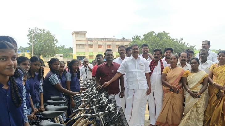 G.V.மார்கண்டேயன் எம்எல்ஏ வழங்கிய விலையில்லா மிதிவண்டிகள் – வேம்பார் அரசு பள்ளி மாணவர்கள் மகிழ்ச்சி!!