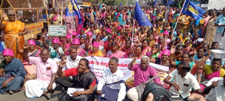 கோரிக்கைகள் நிறைவேறும்வரை ஓய்வில்லை! சத்துணவு ஊழியர்கள் காலவரையற்ற வேலைநிறுத்தம் – தூத்துக்குடியில் தர்ணா, கைது!!