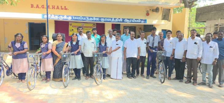புதியம்புத்தூர் பள்ளியில் 158 மாணவ மாணவிகளுக்கு விலையில்லா மிதிவண்டி – எம்எல்ஏ எம்.சி.சண்முகையா வழங்கல்!!