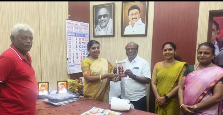 கலைஞரின் வாழ்க்கை வரலாறு – அமைச்சரின் கைகளில்; துளசி சட்டக் கல்லூரி முதல்வரின் மரியாதை சந்திப்பு!!
