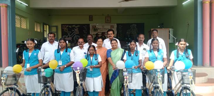 “கற்க கசடற…” கல்வியே வாழ்க்கையின் மிகப்பெரிய ஆயுதம் மாணவிகளுக்கு மிதிவண்டி வழங்கி கல்வியின் அவசியம் எடுத்துரைத்த அமைச்சர் கீதா ஜீவன்"