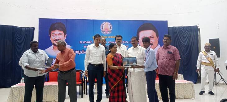 அமைச்சர் பி.கீதா ஜீவன் முன்னிலையில் – ஆட்சியர் க.இளம்பகவத் தலைமையில் 11 கல்லூரி மாணாக்கர்களுக்கு 1056 மடிக்கணினிகள் வழங்கல்!!