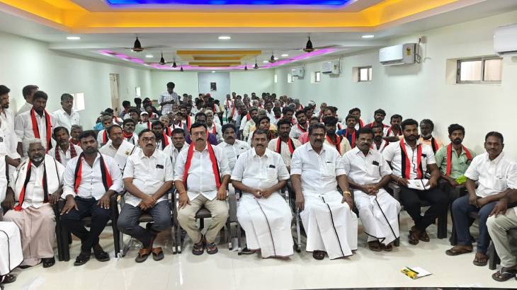 விளாத்திகுளத்தில் திமுகக்கு பலம்: ஓபிஎஸ் அணியிலிருந்து 300-க்கும் மேற்பட்டோர் இணைப்பு!!