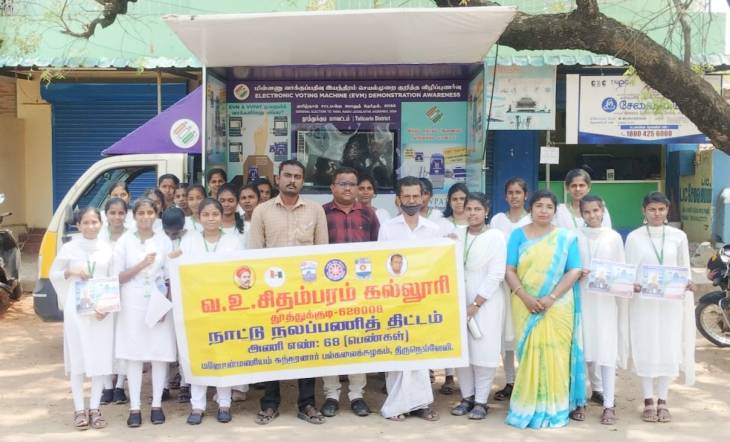 புதுக்கோட்டையில் வ.உ.சிதம்பரம் கல்லூரி NSS மாணவிகள் விழிப்புணர்வு முகாம் – EVM மற்றும் சட்ட உரிமைகள் குறித்து மக்களுக்கு விளக்கம்!!