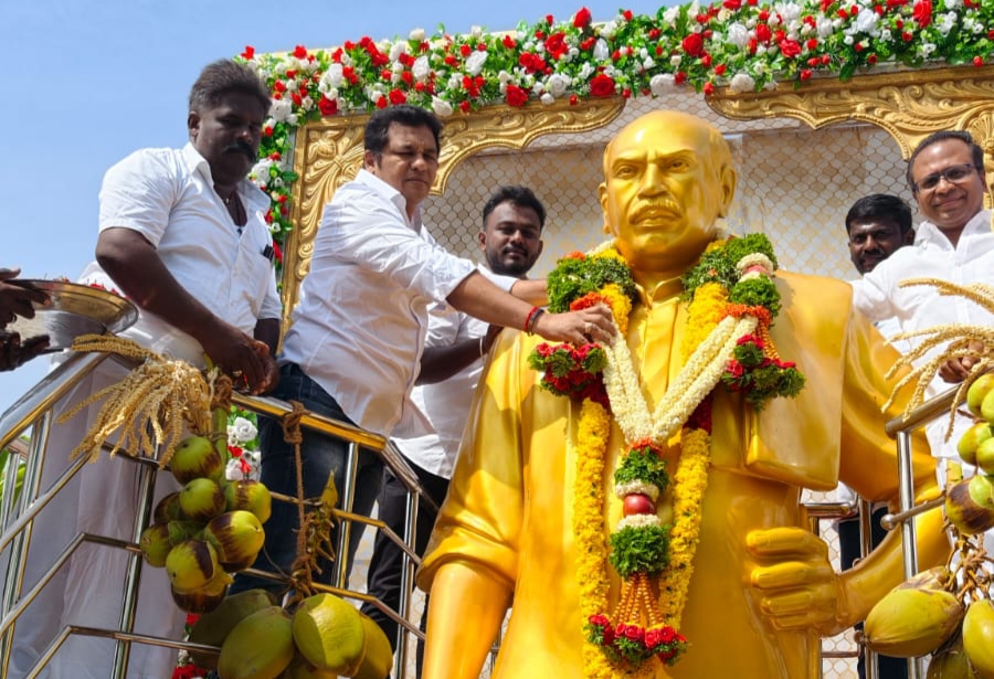 பெருந்தலைவர் காமராஜரின் 124-வது பிறந்தநாள்: புதுக்கோட்டையில் மாலை அணிவித்து பொதுமக்களுக்கு பிரியாணி வழங்கிய காங்கிரஸ் நிர்வாகிகள்!!