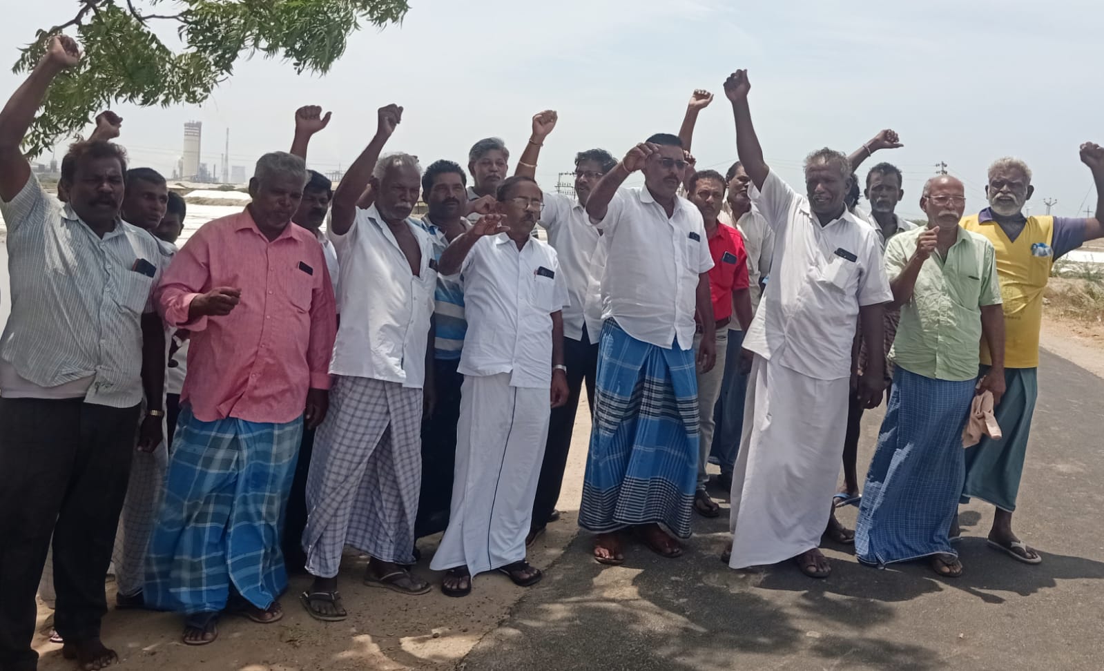 தூத்துக்குடி உப்பள தொழிலை காப்பாற்ற கோரி உற்பத்தியாளர்கள் திடீர் ஆர்ப்பாட்டம் – நடவடிக்கை எடுக்காவிட்டால் தொடர் போராட்டம் என எச்சரிக்கை!!