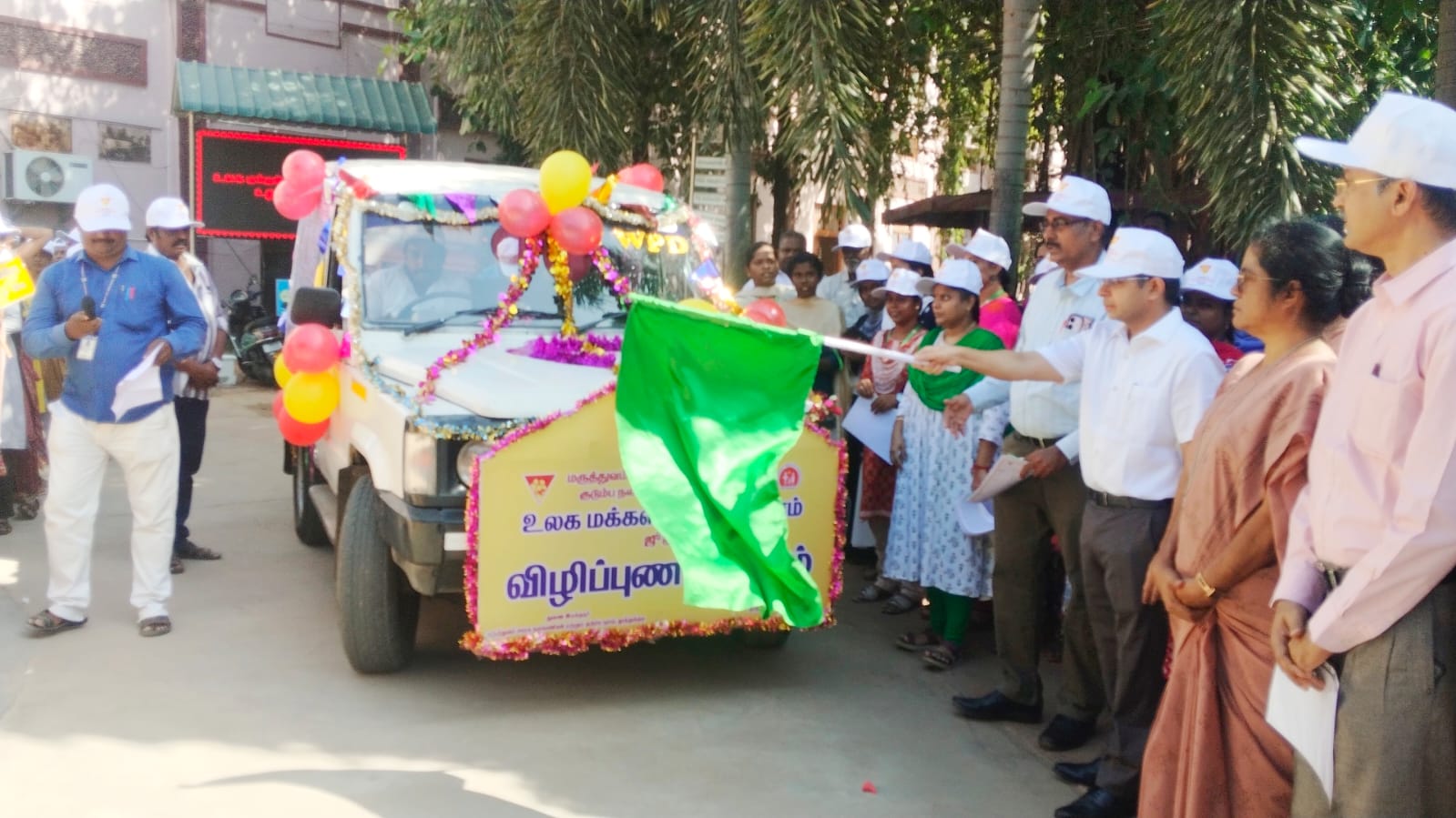 உலக மக்கள் தொகை தினம்: தூத்துக்குடியில் மாணவிகளின் விழிப்புணர்வு பேரணியை மாவட்ட ஆட்சியர் விஷுமகாஜன் தொடங்கி வைத்தார்!!