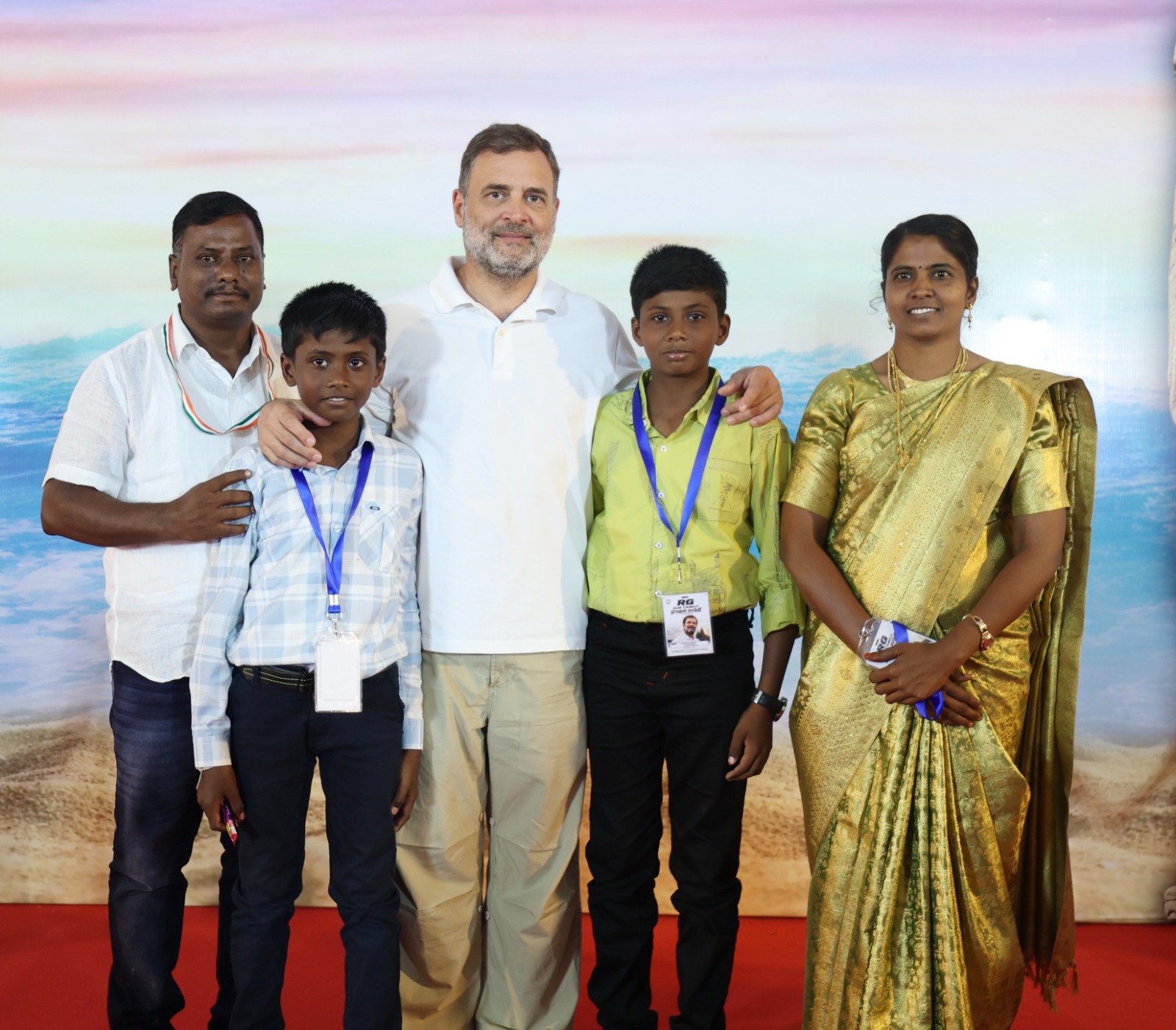 ராகுல் காந்தியை குடும்பத்துடன் சந்தித்த தூத்துக்குடி மாநகர் மாவட்ட காங்கிரஸ் தலைவர் சகாயராஜ் – நீட் விவகாரத்தில் மாணவர்களின் குரலை முன்வைத்து கோரிக்கை!!