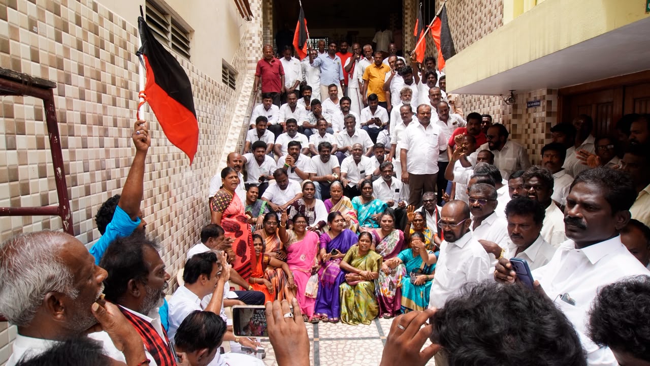 உதயநிதி ஸ்டாலின் கைதுக்கு எதிர்ப்பு: தூத்துக்குடியில் முன்னாள் அமைச்சர் கீதாஜீவன், மேயர் ஜெகன் பெரியசாமி உள்ளிட்ட 300-க்கும் மேற்பட்ட திமுகவினர் கைது!!