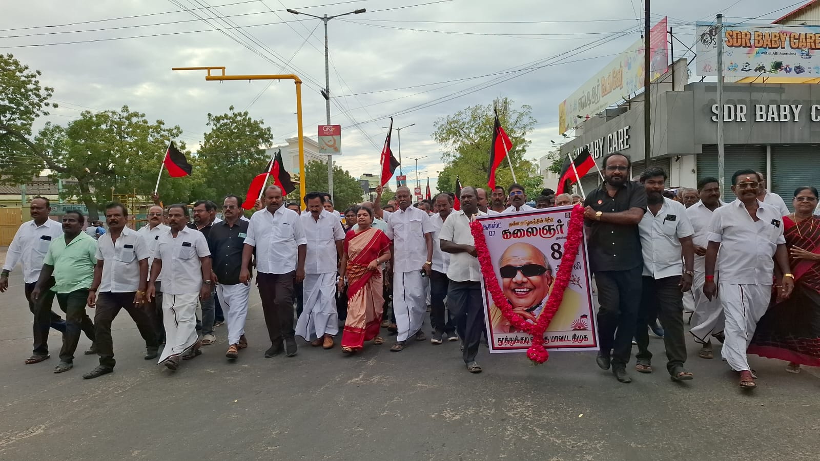 தூத்துக்குடியில் கலைஞர் நினைவு நாளையொட்டி அமைதி ஊர்வலம் - கலைஞர் சிலைக்கு மாவட்ட செயலாளர் கீதாஜீவன், மேயர் ஜெகன் பெரியசாமி உள்ளிட்ட திமுக நிர்வாகிகள் மாலை அணிவித்து மரியாதை!!