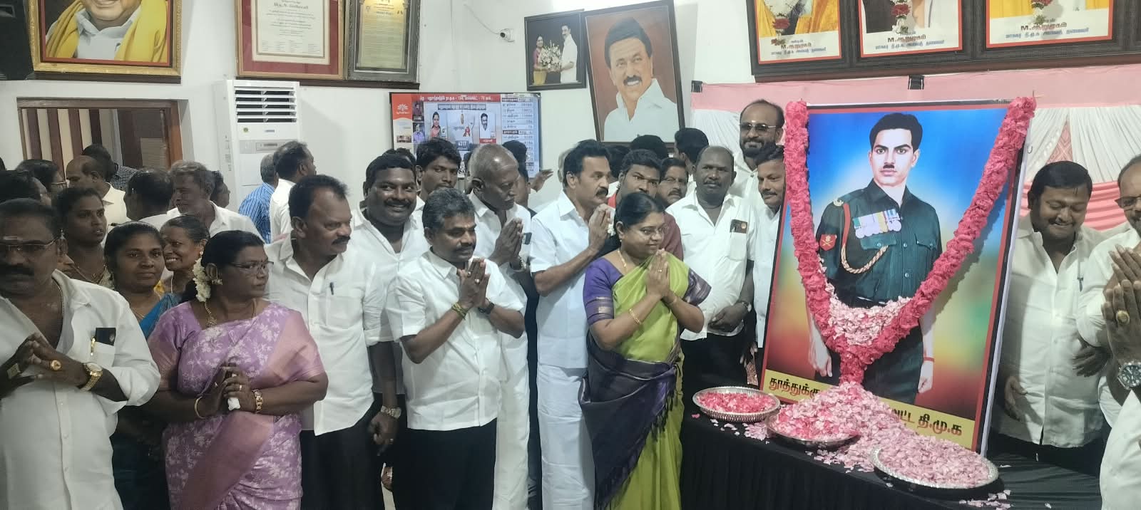 இம்மானுவேல் சேகரன் 102-வது பிறந்த நாள்: தூத்துக்குடியில் முன்னாள் அமைச்சர் கீதாஜீவன் மலர் தூவி மரியாதை!!